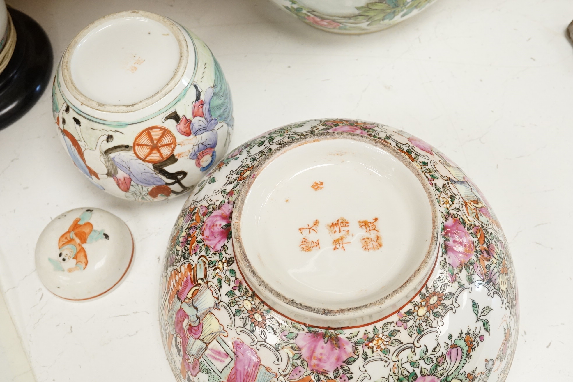 A Chinese famille rose porcelain jardiniere, and three other items, jardiniere 27cm diameter.